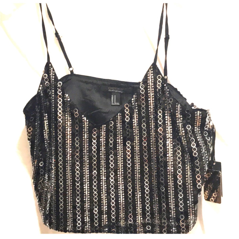 Crop top, black color with sequence